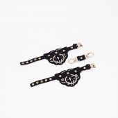 Черные кожаные наручники с клепками, кольцами и золотистой фурнитурой - Crazy Handmade - купить с доставкой в Норильске