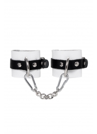Бело-черные кожаные наручники с одним ремешком с люверсами - Pecado - купить с доставкой в Норильске