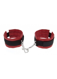 Красно-чёрные полиуретановые наручники Luxurious Handcuffs - Blush Novelties - купить с доставкой в Норильске