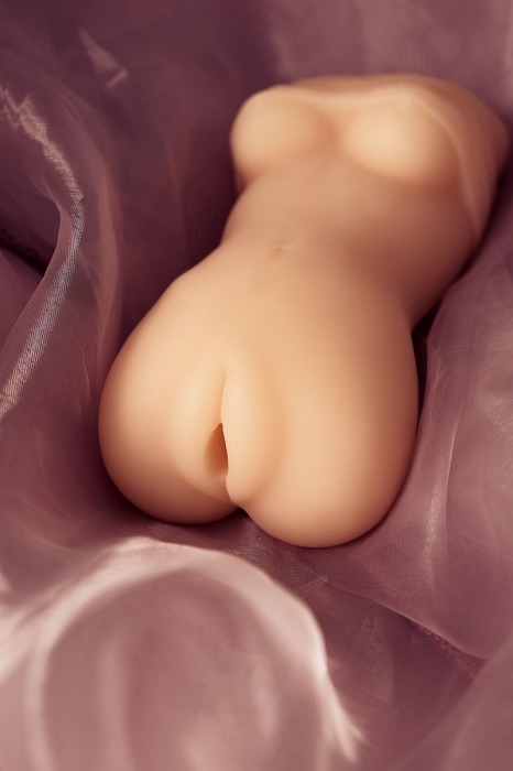 Телесный мастурбатор в виде женской фигурки - Toyfa Basic - в Норильске купить с доставкой